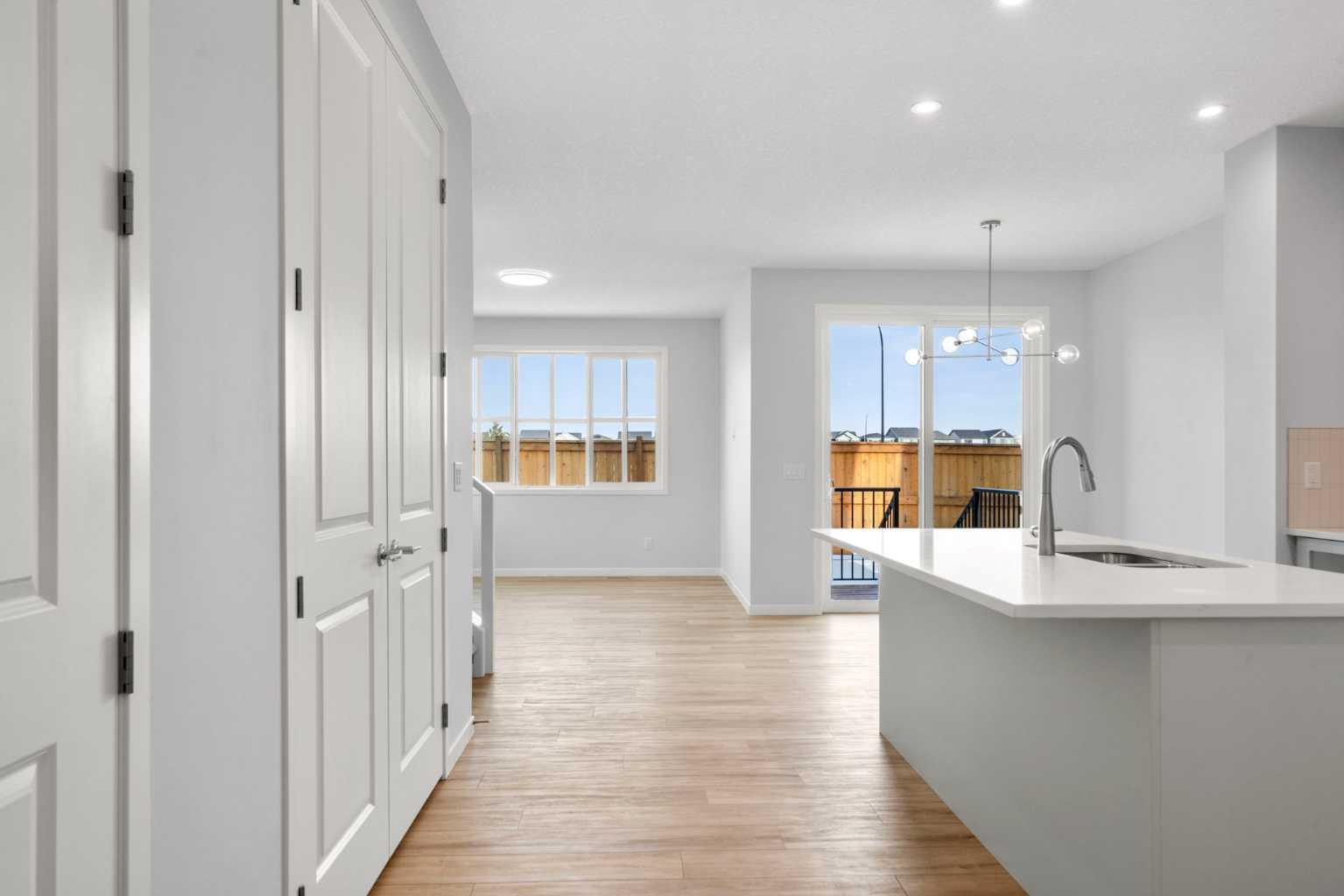 659 Buffaloberry Manor SE