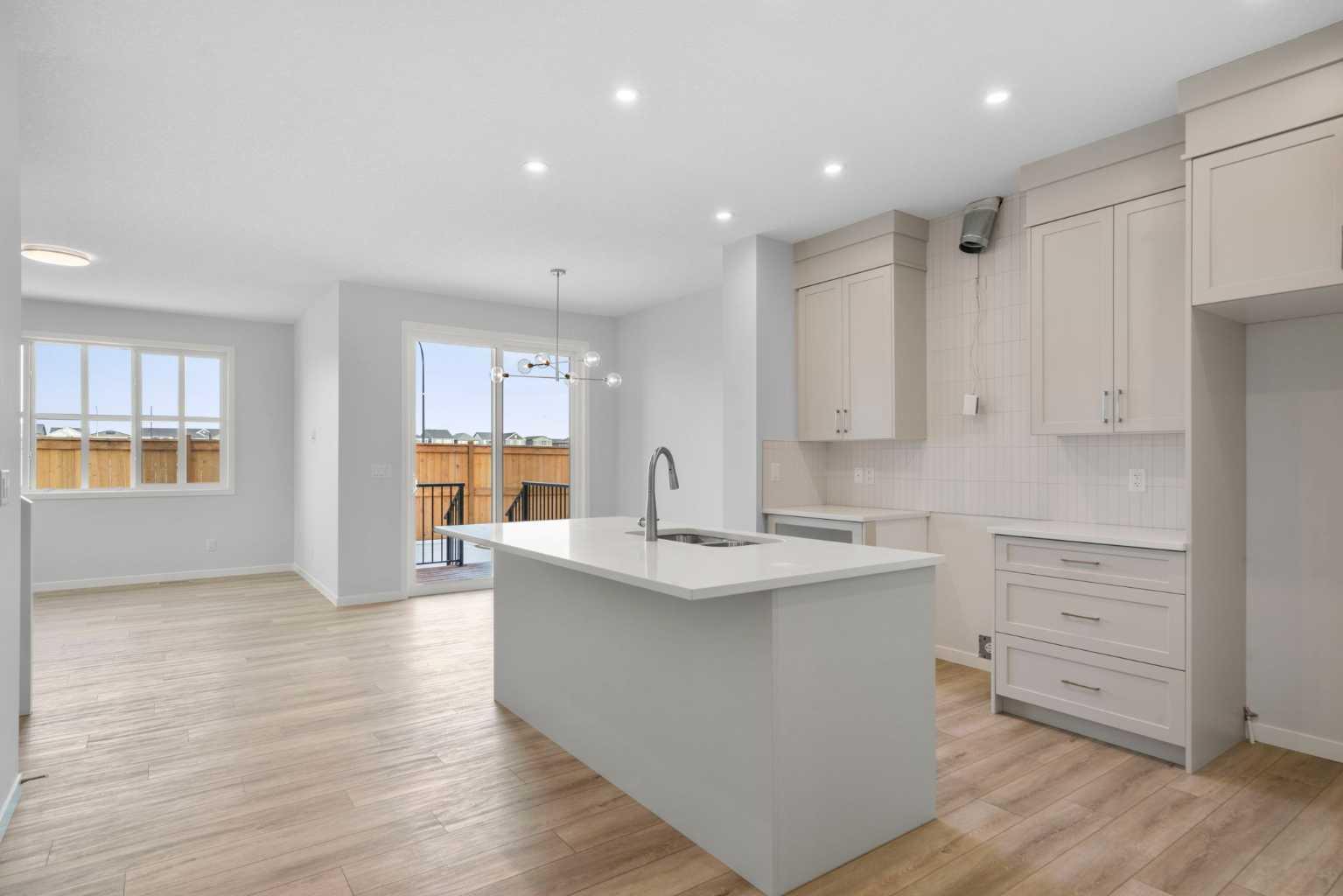 659 Buffaloberry Manor SE