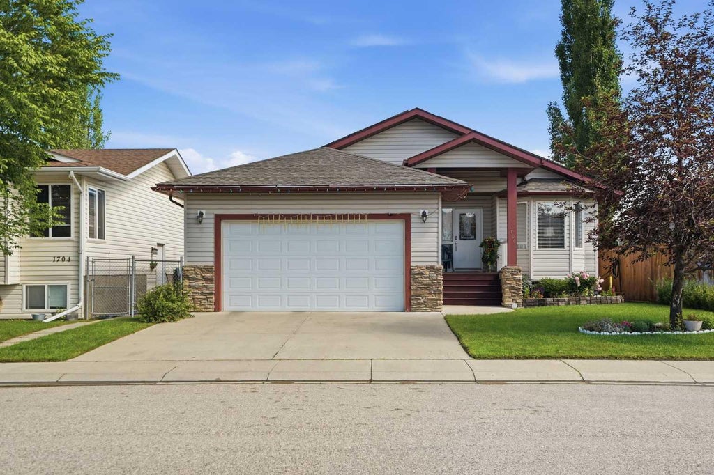 Photo of 1706 3 Avenue SE, High River, AB T1V 1Y3 (MLS # A2325905)