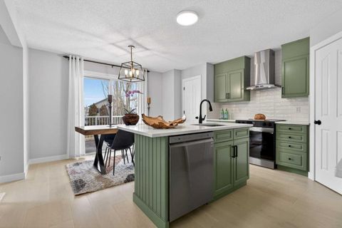 Photo of 10 Somerglen Crescent SW, Calgary, AB T2Y 3L6 (MLS # A2302628)