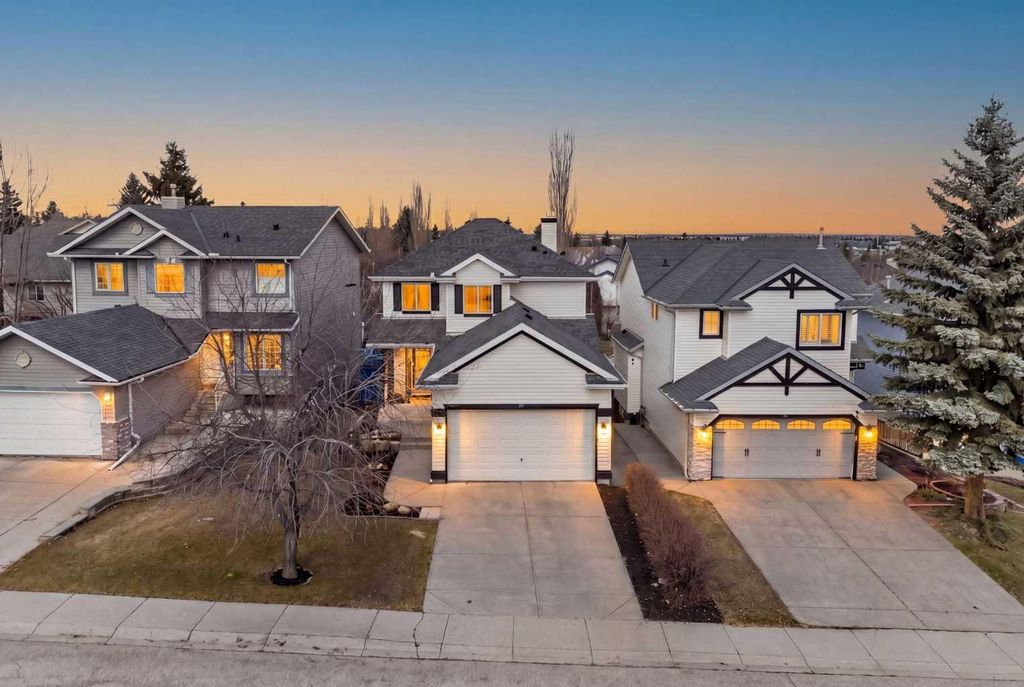 Photo of 10 Somerglen Crescent SW, Calgary, AB T2Y 3L6 (MLS # A2302628)
