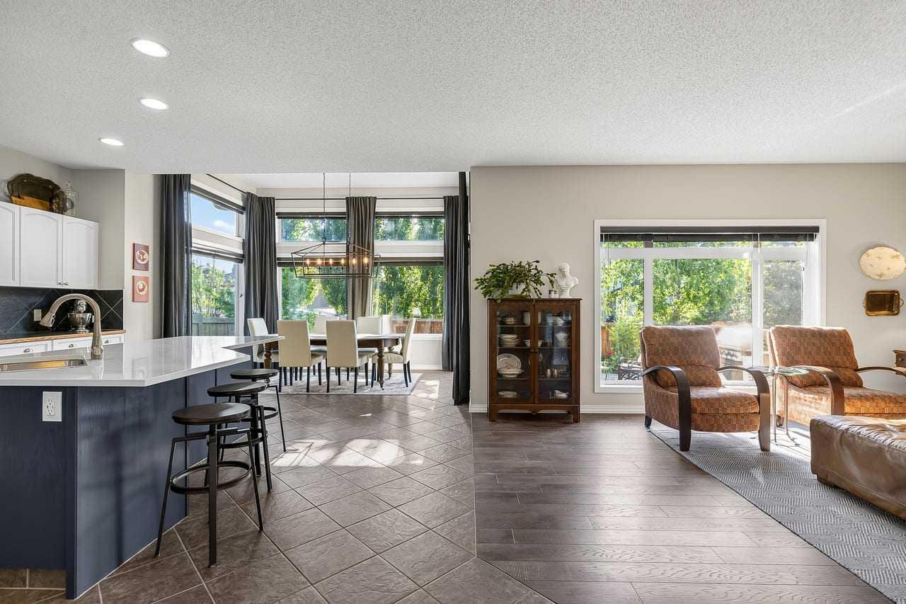 11 Chapala Square SE