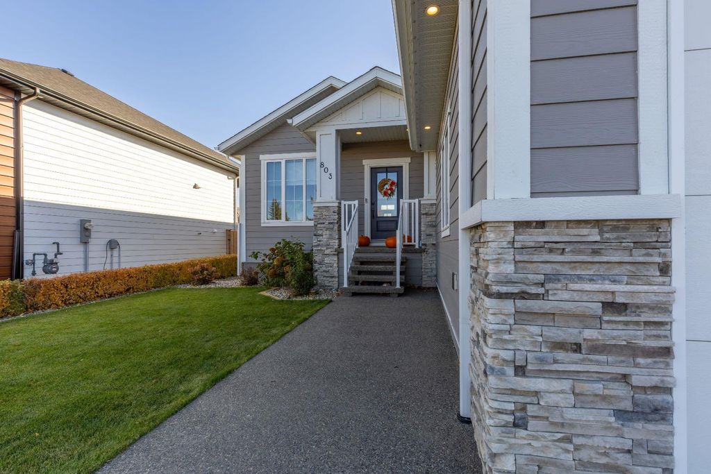 Photo of 803 Gibbons Avenue N, Picture Butte, AB T0K 1V0 (MLS # A2266692)