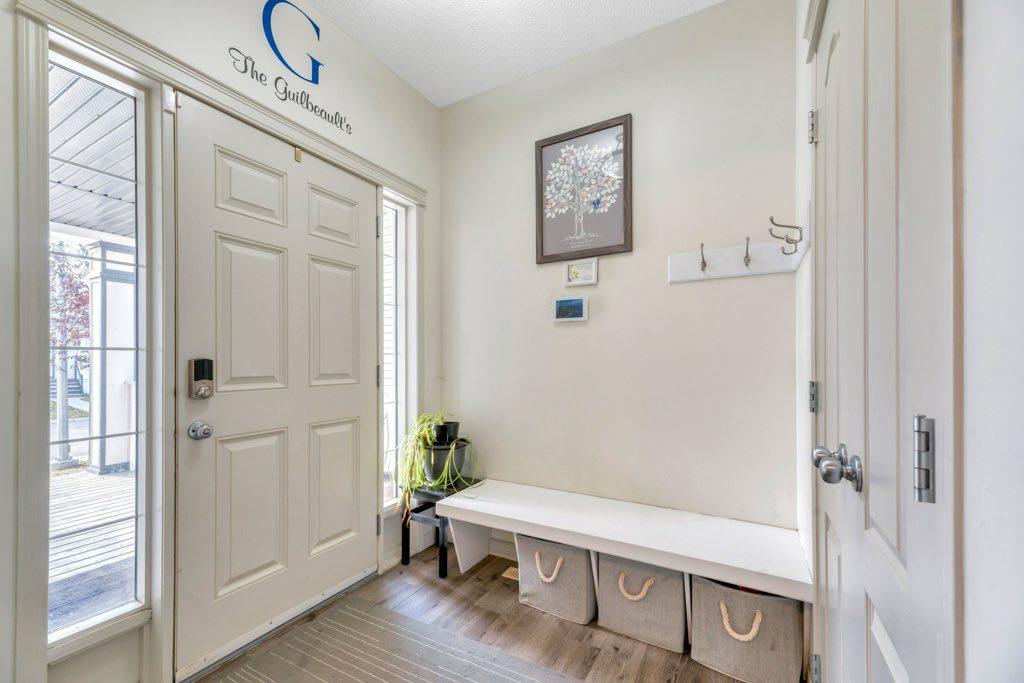 32 Copperpond Heights SE