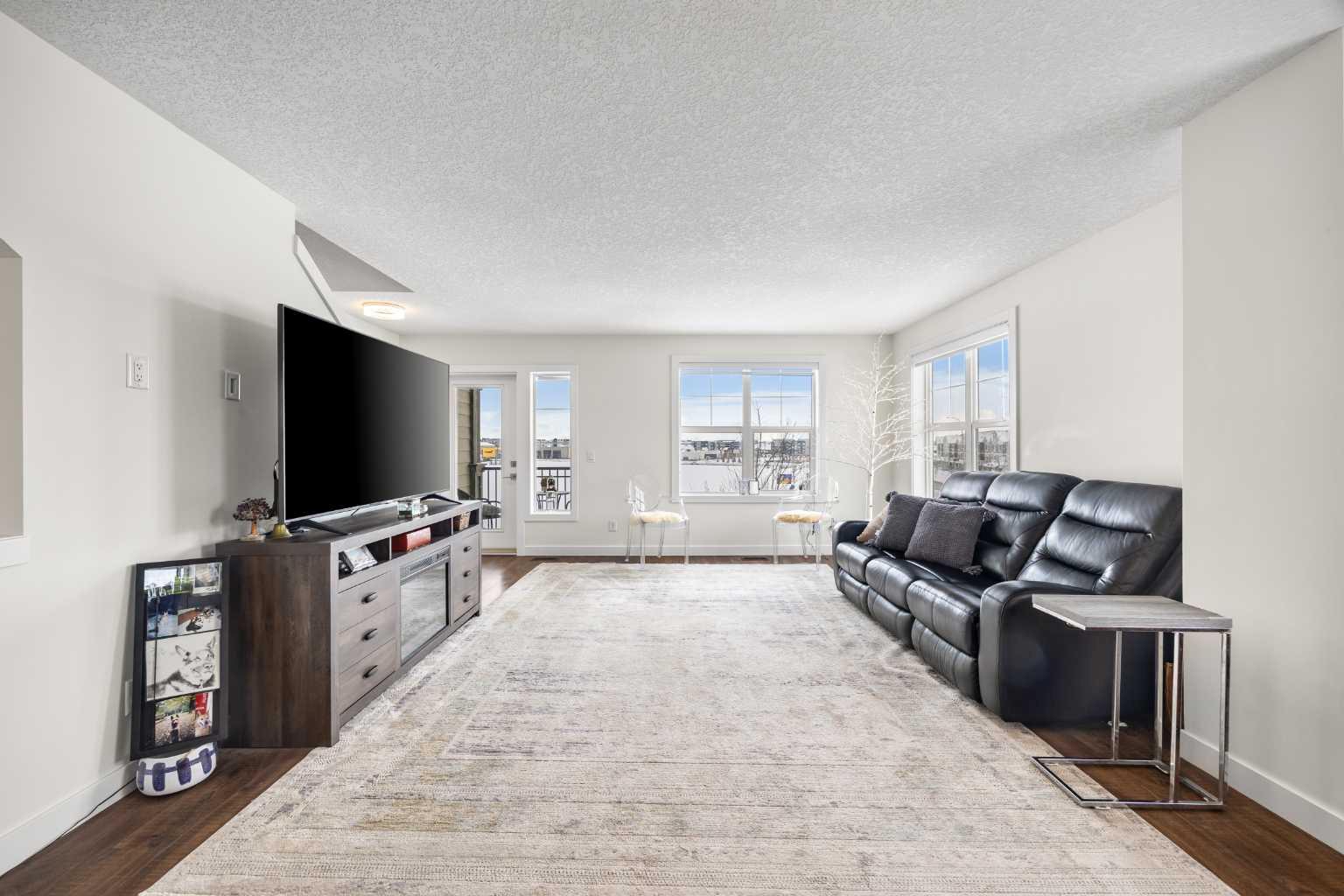 111 Evanscrest Gardens NW