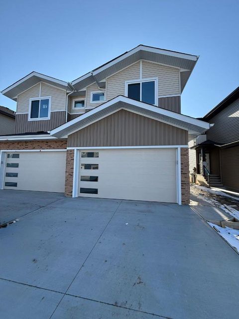 Photo of 21 LAVELLE Close, Red Deer, AB T4R 0V7 (MLS # A2302799)