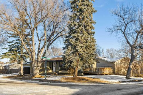 6003 Lacombe Way SW Calgary AB T3E 5T4