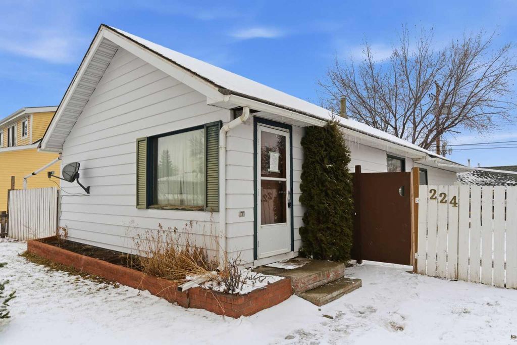 Photo of 224 1 Street S, Vulcan, AB T0L 2B0 (MLS # A2292387)