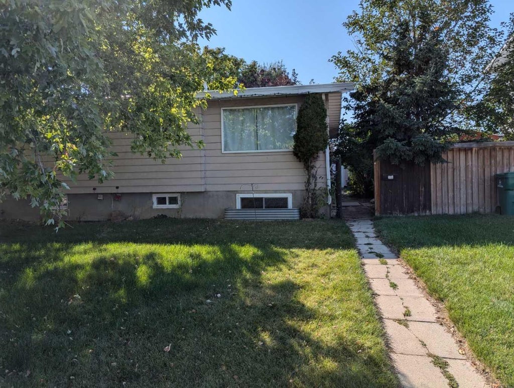Photo of 229 Lafayette Boulevard W, Lethbridge, AB T1K 3Z2 (MLS # A2349835)