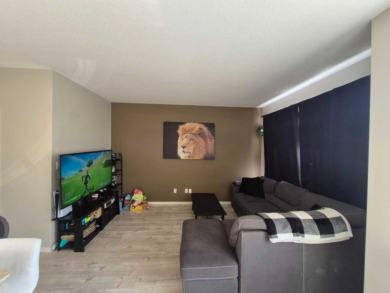 438 Highlands Boulevard W 5