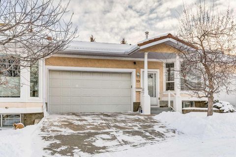 19 Signature Villas SW Calgary AB T3H 3A1