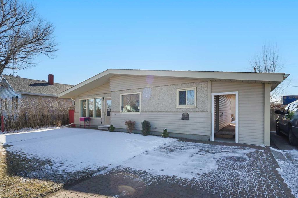 Photo of 119 8 Avenue E, Bow Island, AB T0K 0G0 (MLS # A2292305)