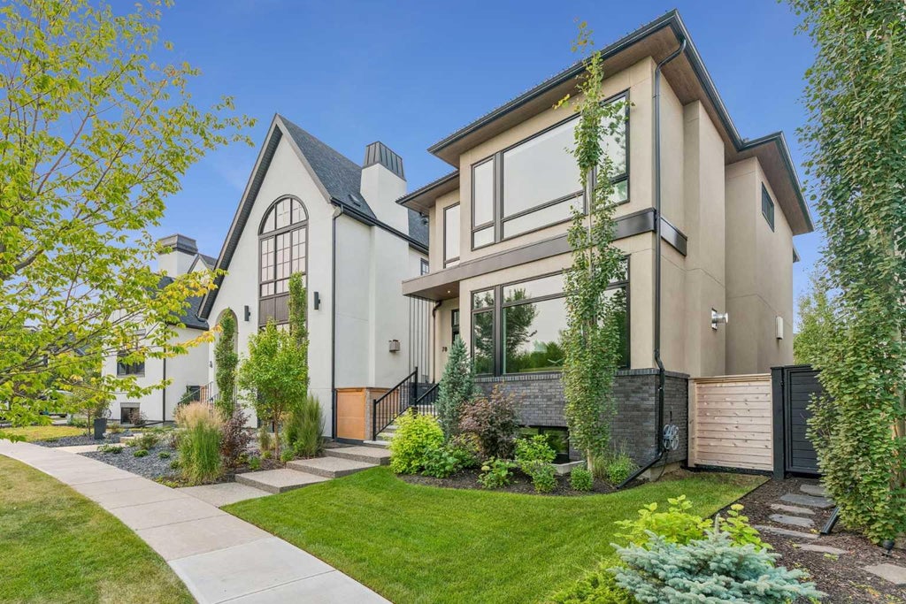 Photo of 78 Valour Circle SW, Calgary, AB T3E 7W4 (MLS # A2331616)