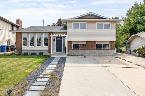 Photo of 37 Sunflower Court SE, Medicine Hat, AB T1B 2H6 (MLS # A2339593)