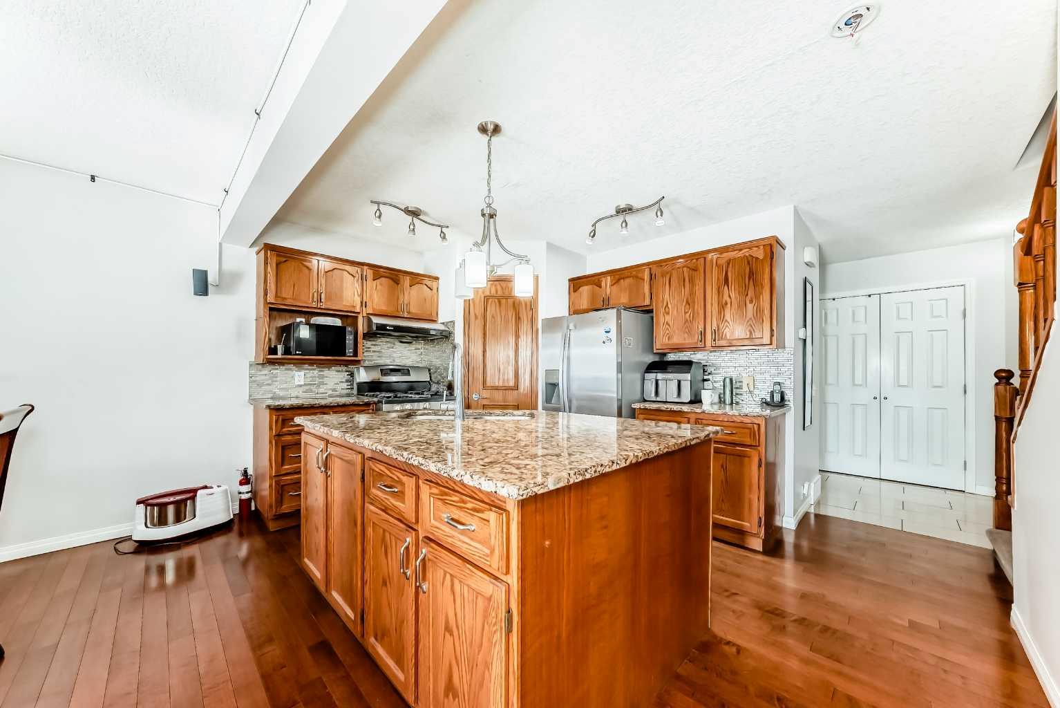 207 Eldorado Close NE
