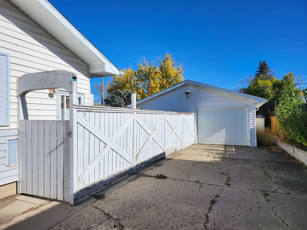 Photo of 912 11 Street SE, Drumheller, AB T0J 0Y7 (MLS # A2351392)
