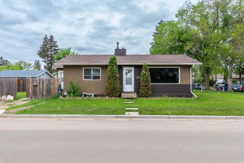 Photo of 4801 42 Street, Lloydminster, SK S9V 0E3 (MLS # A2305847)