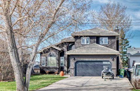 Photo of 291 EAST CHESTERMERE Drive, Chestermere, AB T1X 1A2 (MLS # A2305396)