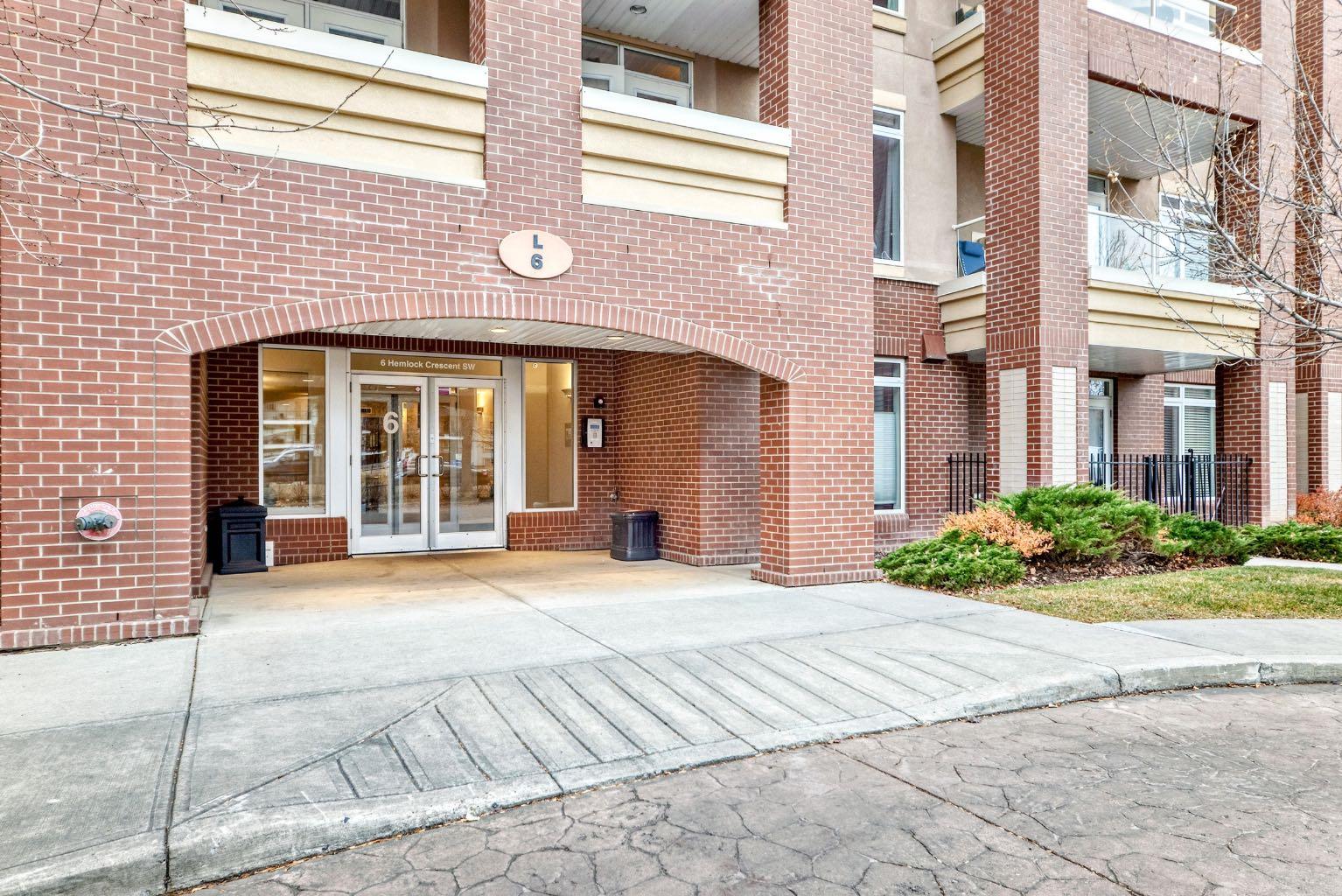 6 Hemlock Crescent SW 106