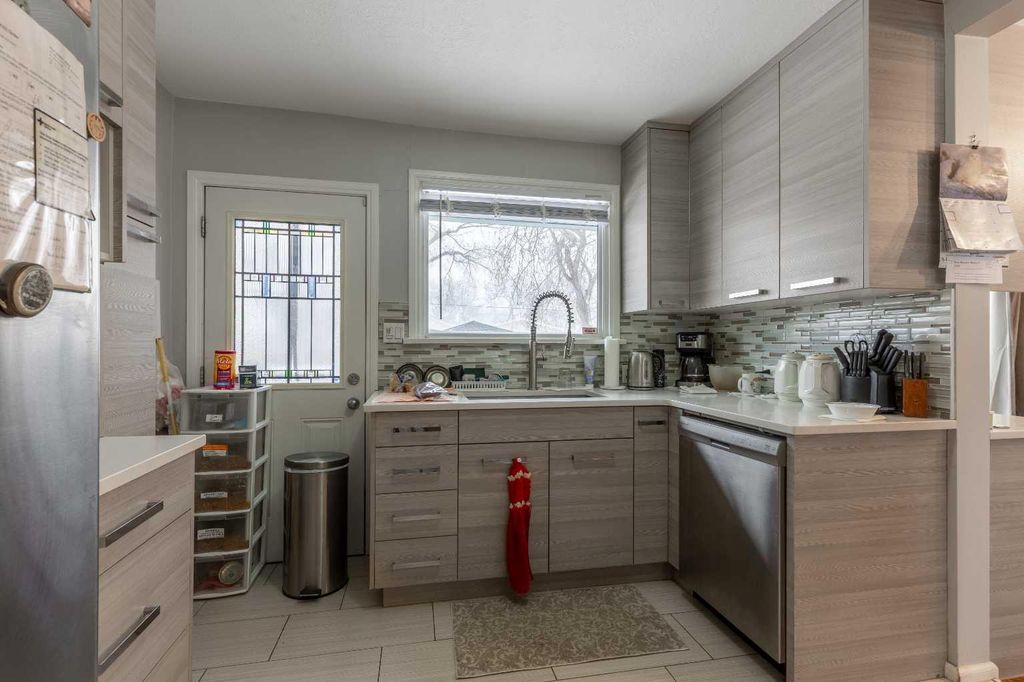 Photo of 819 8 Street S, Lethbridge, AB T1J 2K6 (MLS # A2286989)