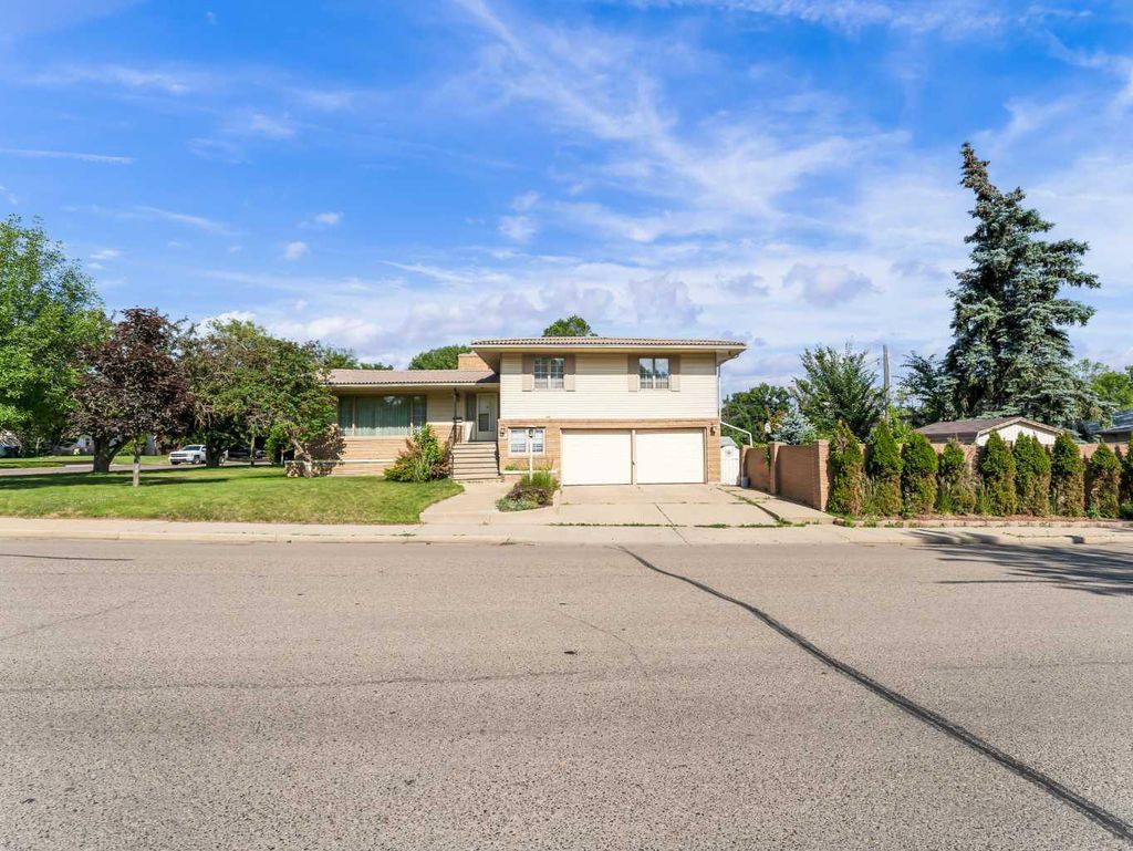 Photo of 1119 Bullivant Crescent SW, Medicine Hat, AB T1A 5G8 (MLS # A2300716)