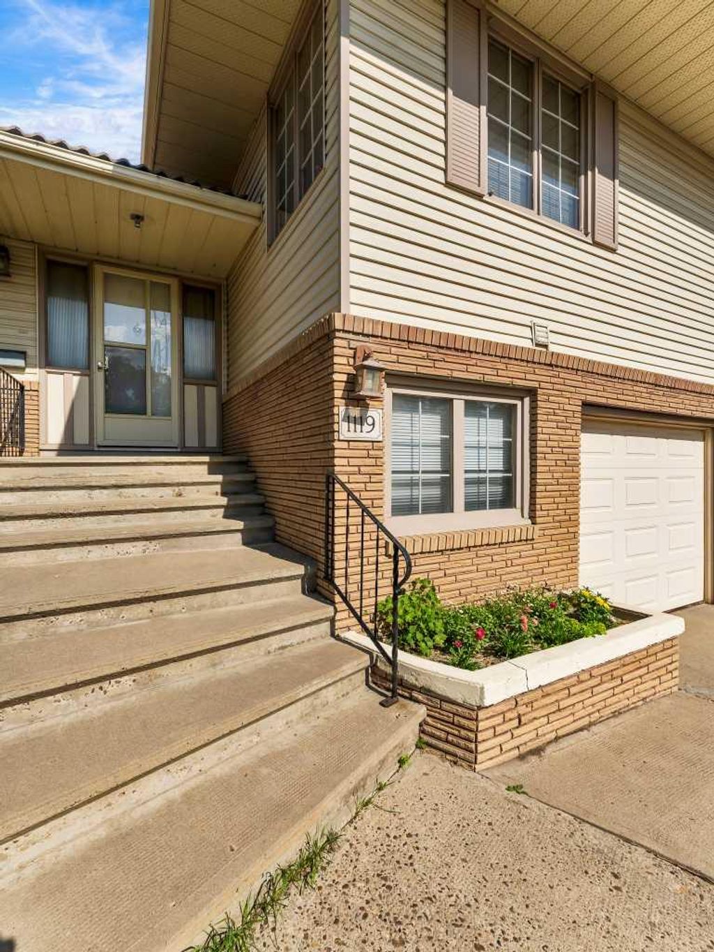 Photo of 1119 Bullivant Crescent SW, Medicine Hat, AB T1A 5G8 (MLS # A2300716)