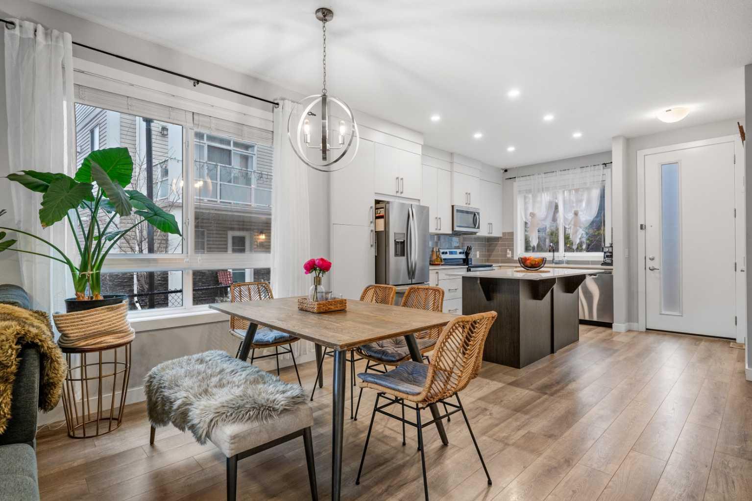 716 Redstone Crescent NE