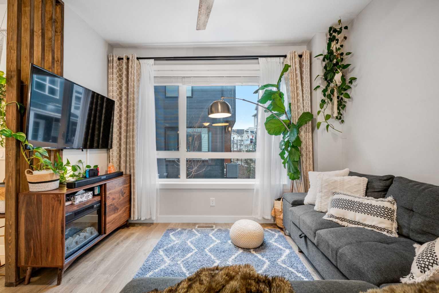 716 Redstone Crescent NE