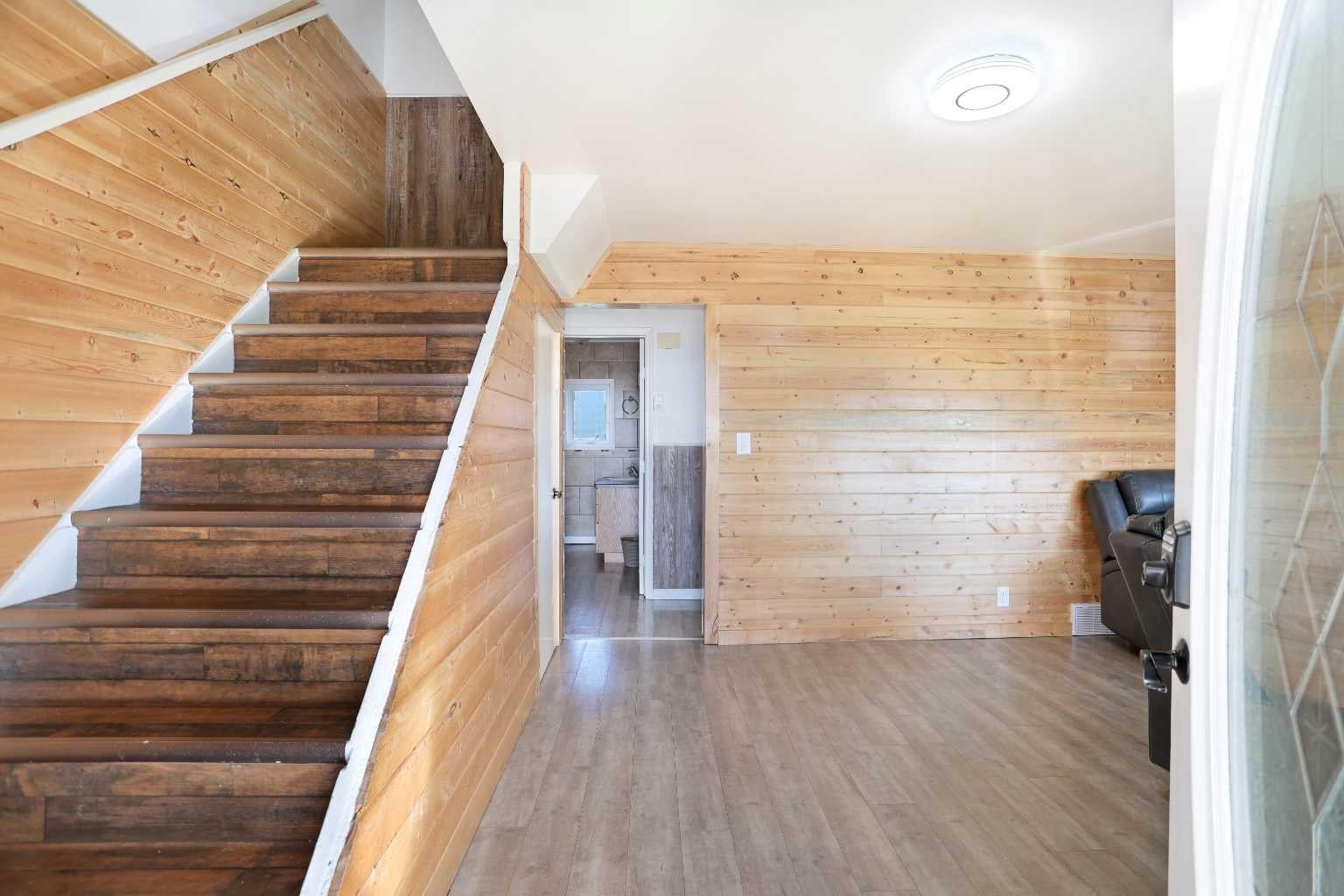 1810083 550 Highway 463
