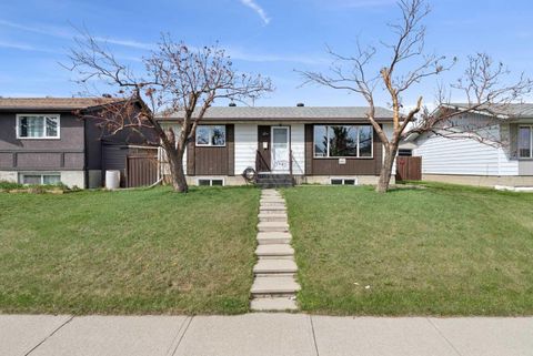 Photo of 176 Penmeadows Close SE, Calgary, AB T2A 3S2 (MLS # A2307597)