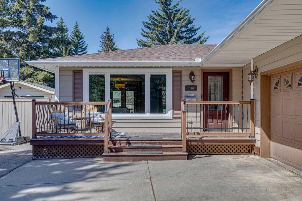 Photo of 734 Oakhill Place SW, Calgary, AB T2V 3X9 (MLS # A2299715)
