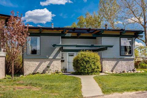 Photo of 333 Braxton Place SW #4, Calgary, AB T2W 2E7 (MLS # A2313428)