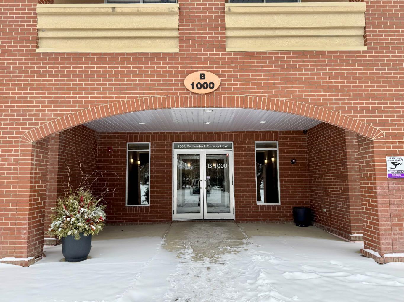 24 Hemlock Crescent SW 1108