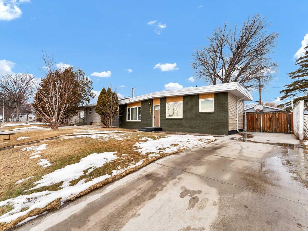 Photo of 228 12 Street NW, Medicine Hat, AB T1A 6P9 (MLS # A2282799)