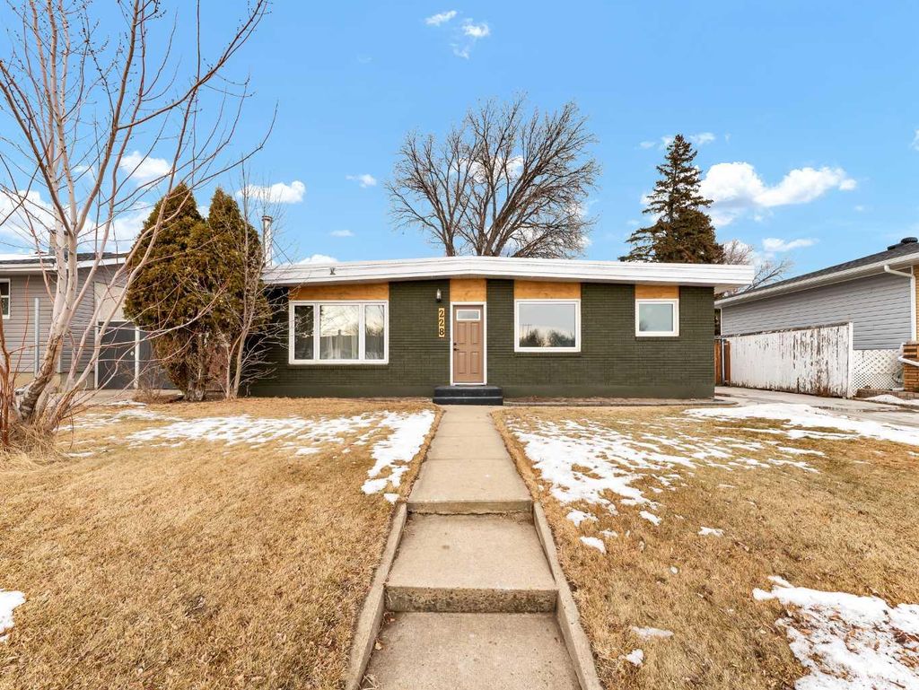 Photo of 228 12 Street NW, Medicine Hat, AB T1A 6P9 (MLS # A2282799)