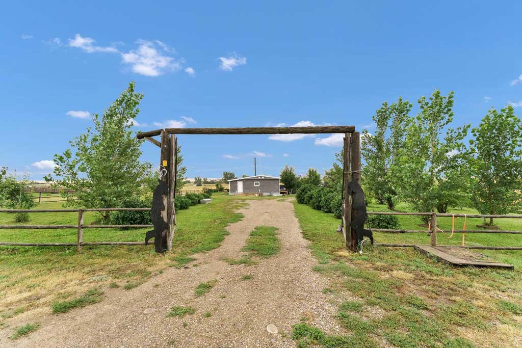 Photo of 210 Dunbar Avenue W, Bow Island, AB T0K 0G0 (MLS # A2336946)