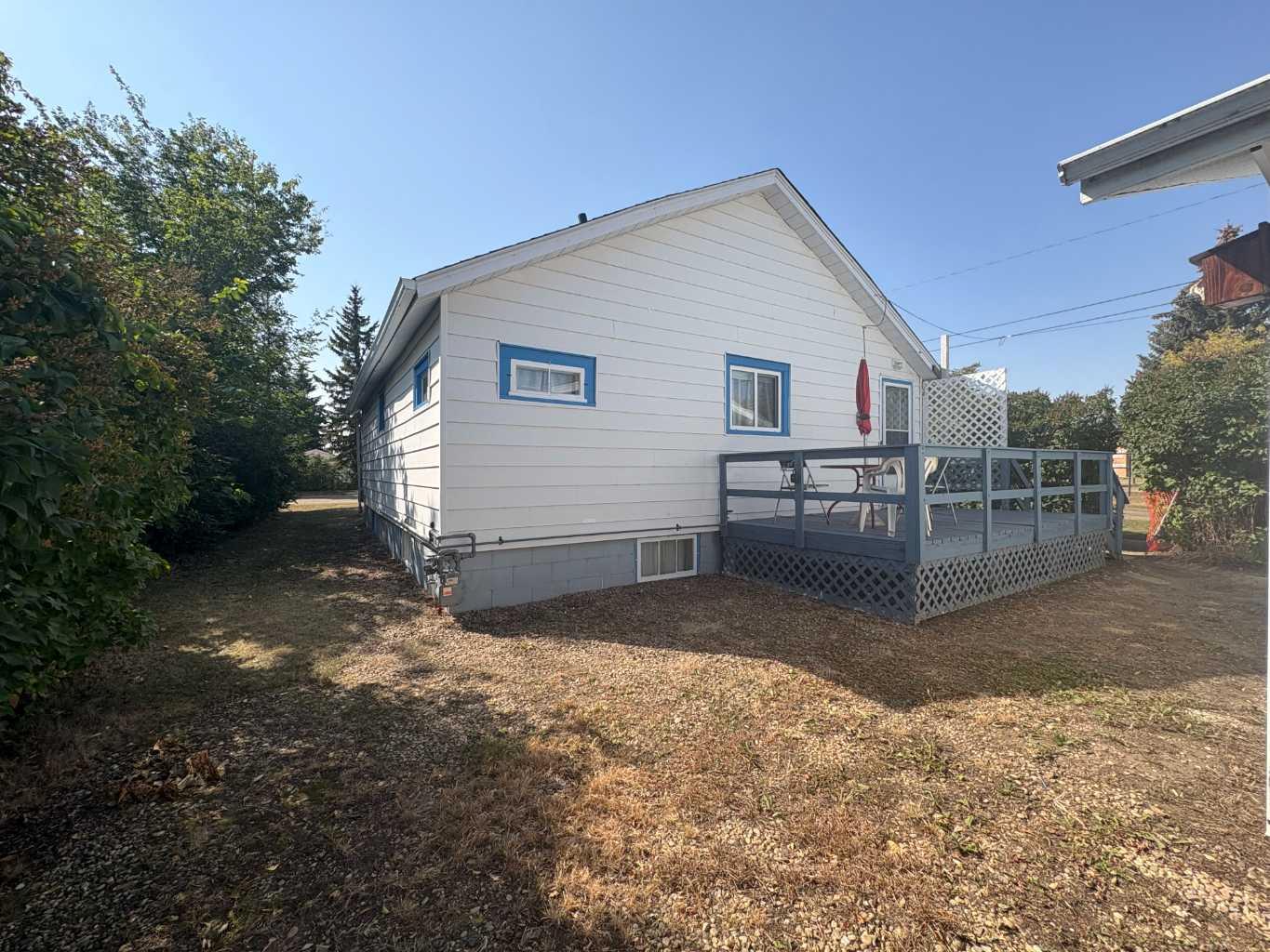 220 LADY VIVIAN Avenue W