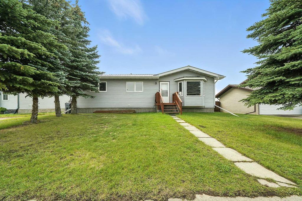 Photo of 5223 55 Avenue, Eckville, AB T0M 0X0 (MLS # A2265056)