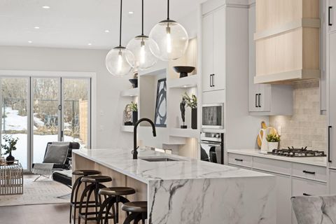 2528 7 Avenue NW Calgary AB T2N 1A4