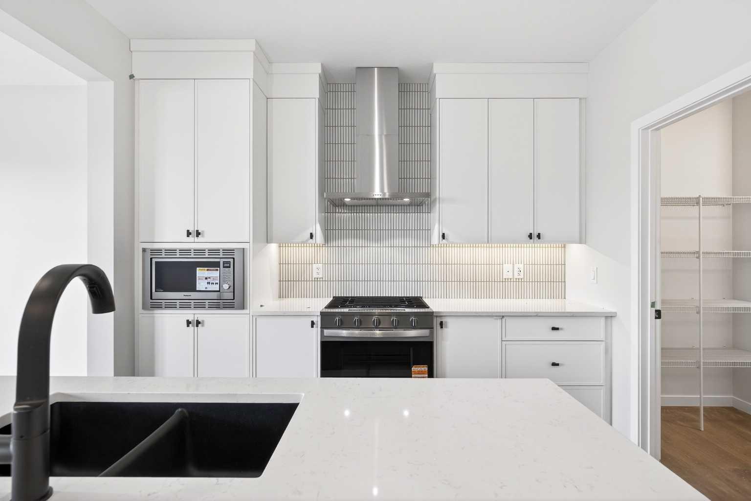 533 Sawgrass Green NW