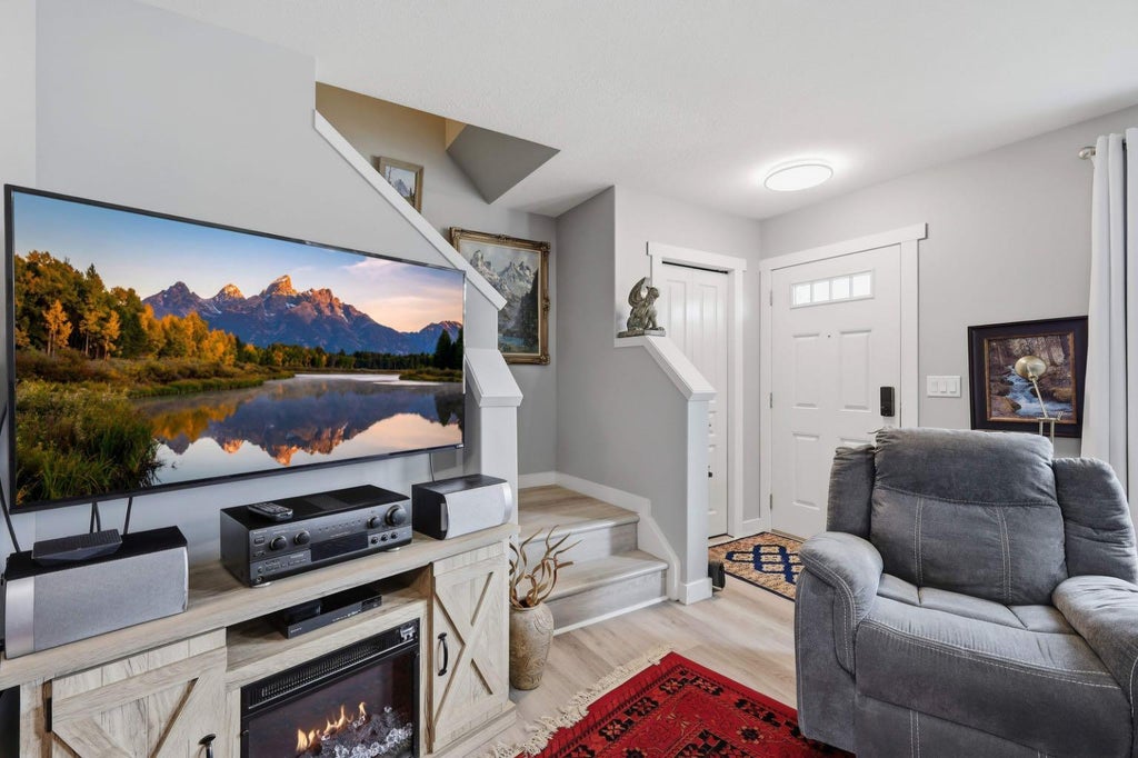 Photo of 14 Hawthorn Place, Sylvan Lake, AB T4S 0R8 (MLS # A2345646)
