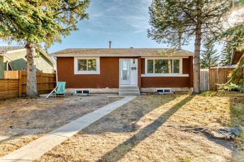 207 Pinecliff Way NE Calgary AB T1Y 3X4