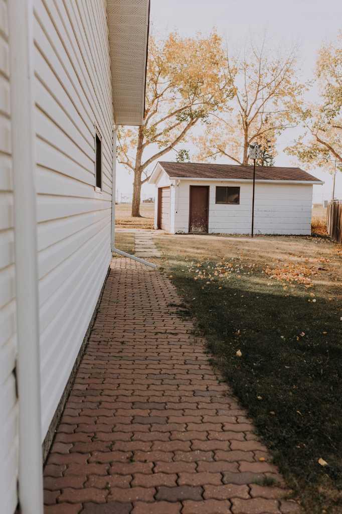 317 4 Avenue Crescent