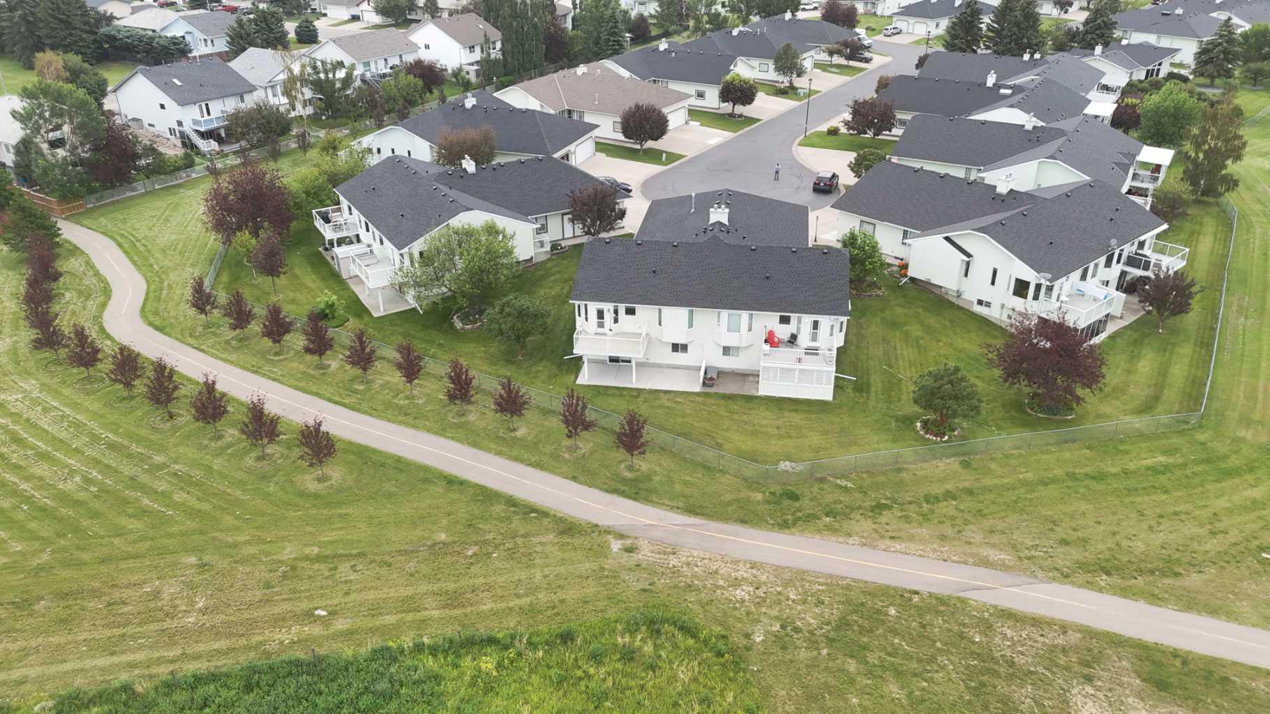 33 Strathmore Lakes Bay