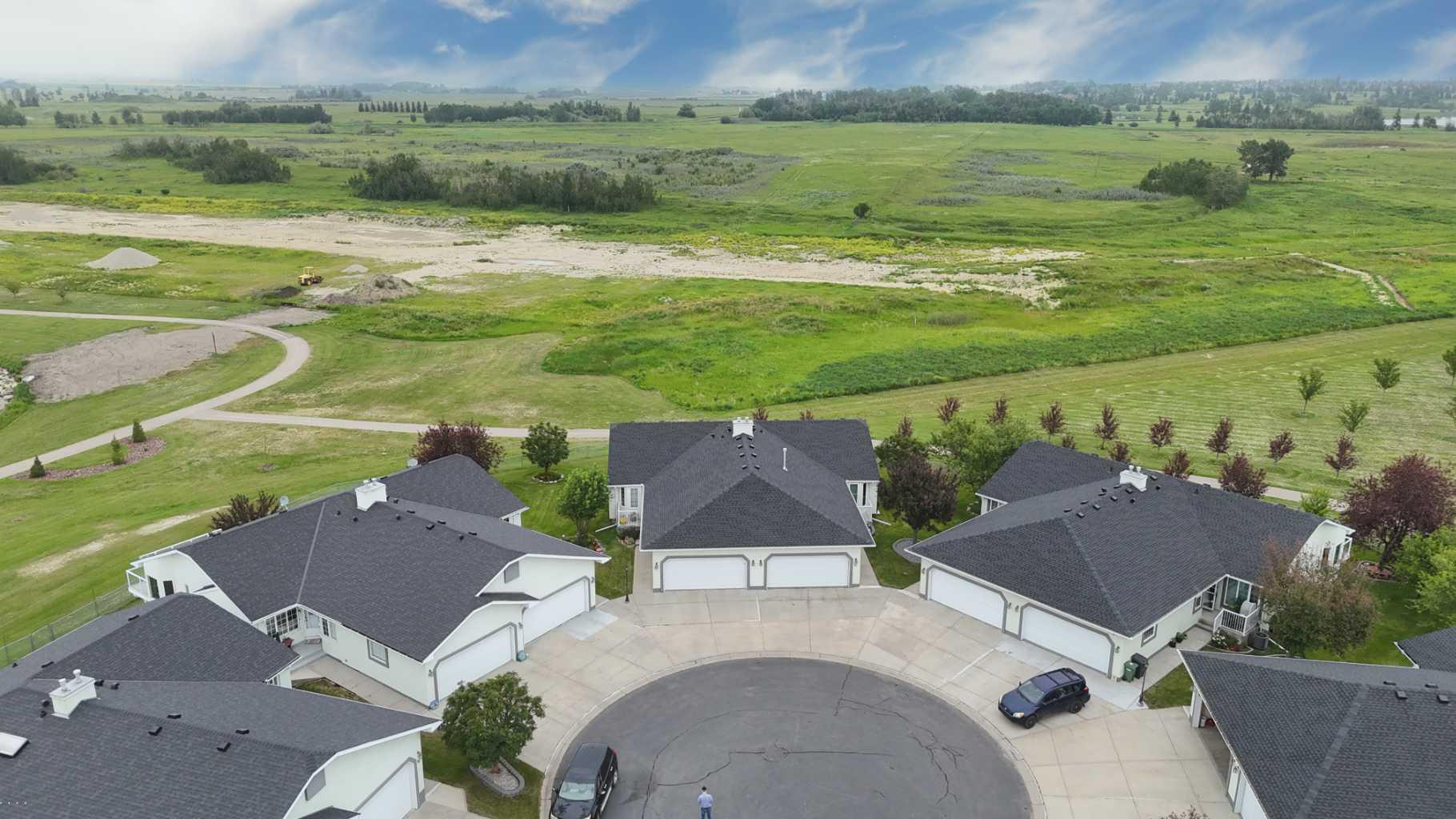 33 Strathmore Lakes Bay