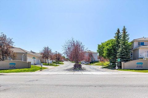 Photo of 39 Hamptons Link NW, Calgary, AB T3A 5V9 (MLS # A2253721) Photo of 39 Hamptons Link NW, Calgary, AB T3A 5V9 (MLS # A2253721)