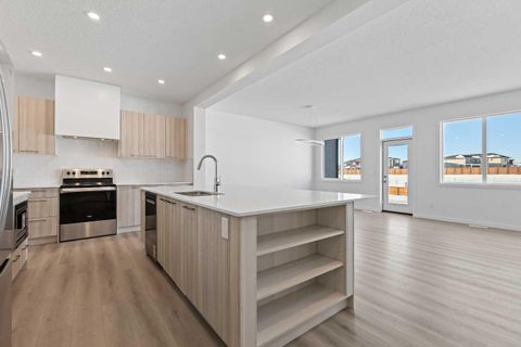 421 Corner Glen Way NE Calgary AB T3N 2P1