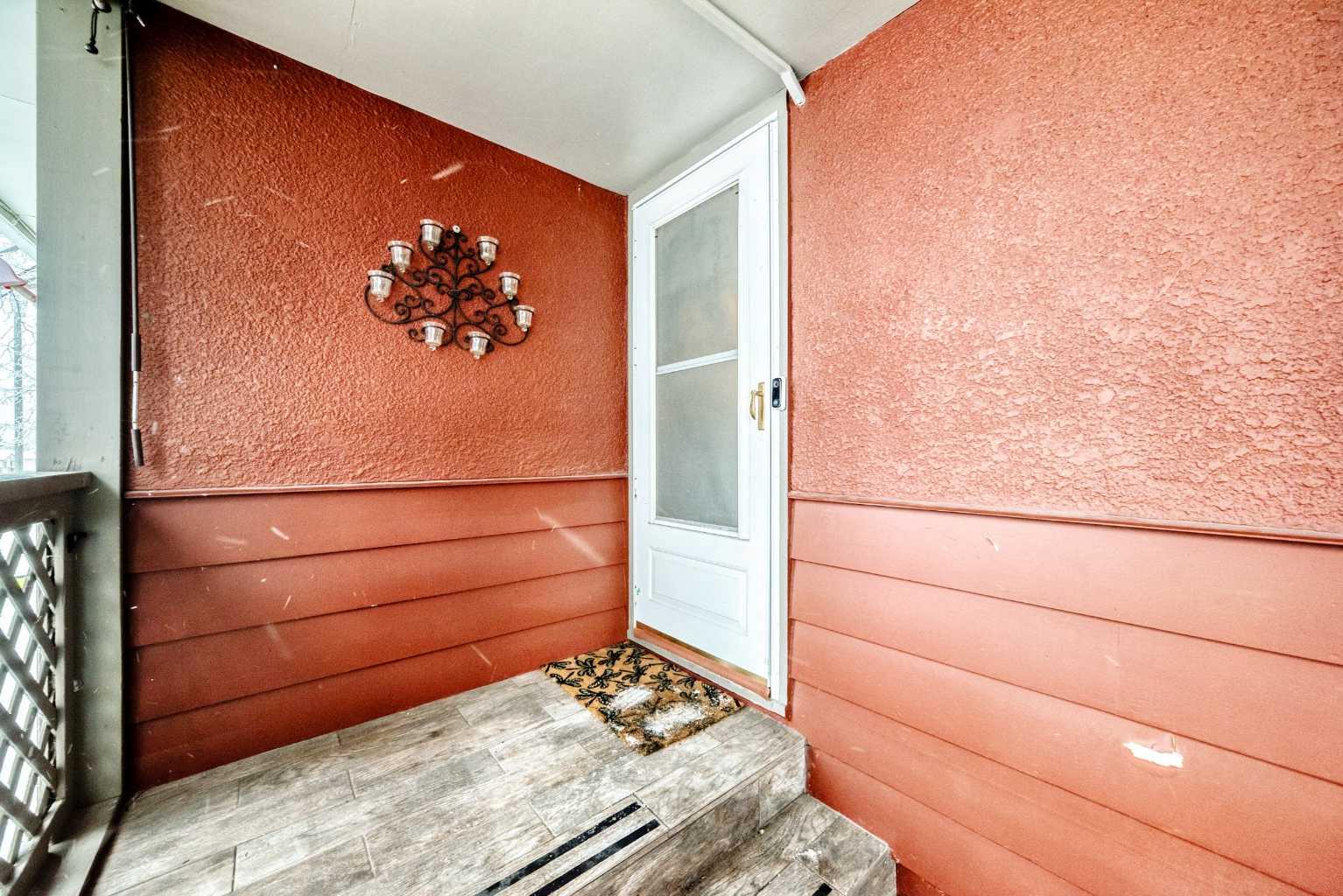 5923 Thorncliffe Drive NW