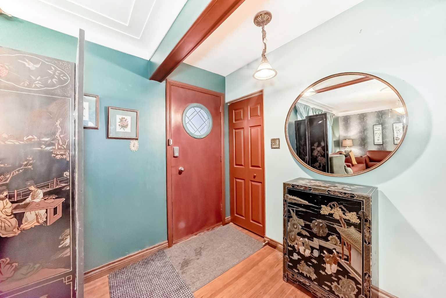 5923 Thorncliffe Drive NW