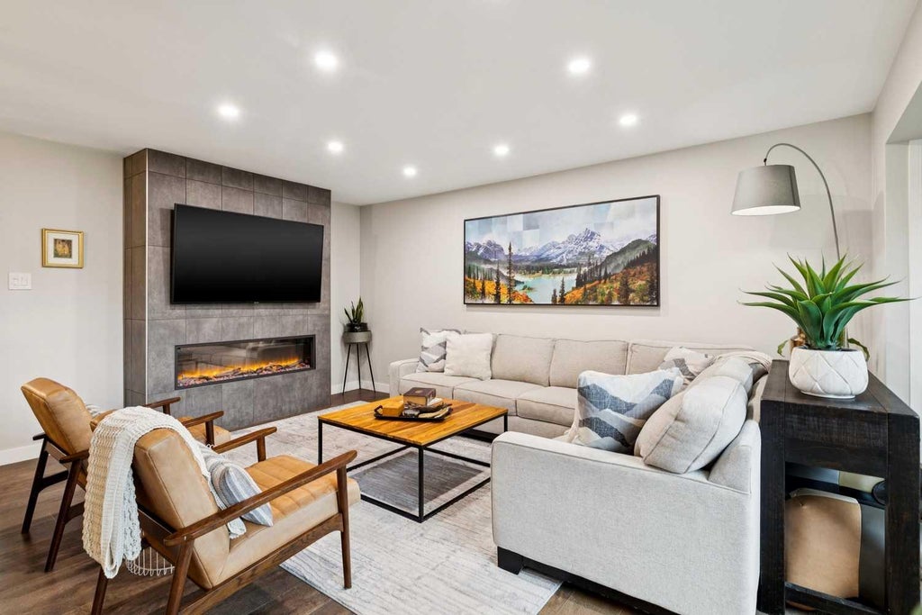Photo of 5327 17 Avenue SW, Calgary, AB T3E 0E8 (MLS # A2338099)